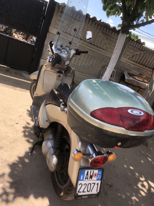 Vand scuter aprilia scarabeo 150