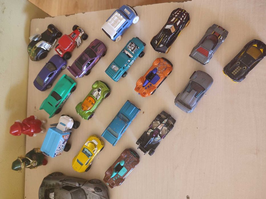 Различни коли. Hot wheels