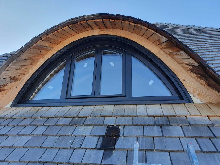 Mobilier din lemn masiv.