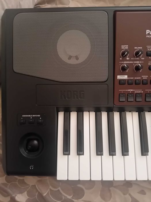 Korg pa 700 sintezator