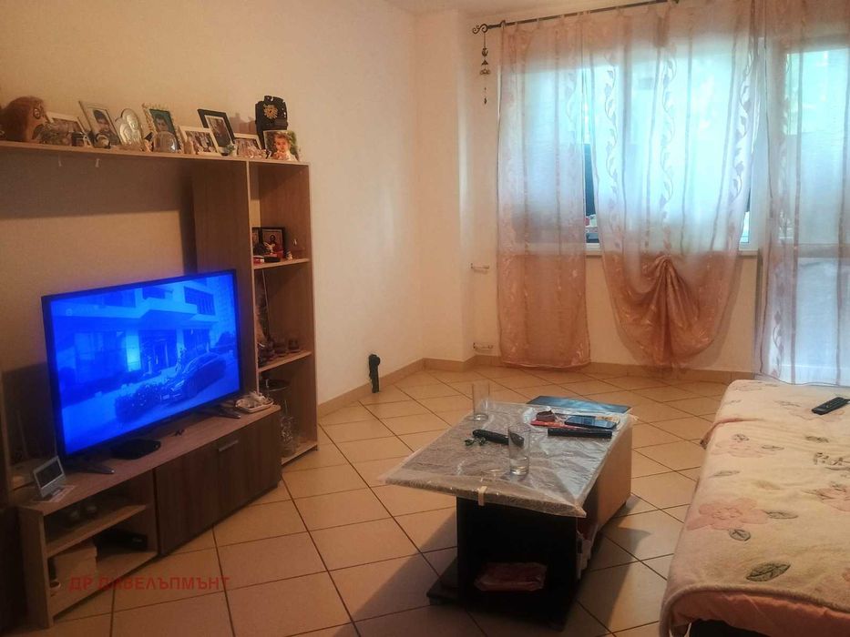 Продава се Тристаен апартамент в София, Фондови жилища - 84 кв.м за 2096 €/кв.м - Снимка #2