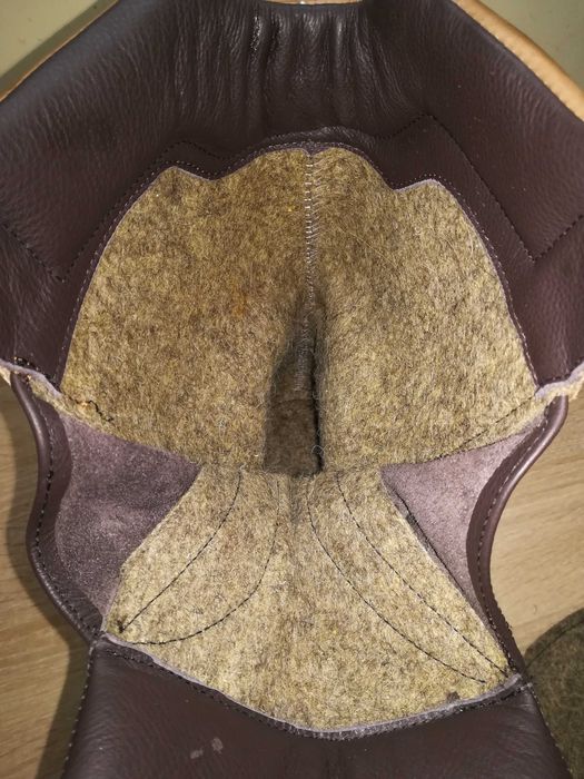 Ghete din piele, căptușite cu lână de oaie