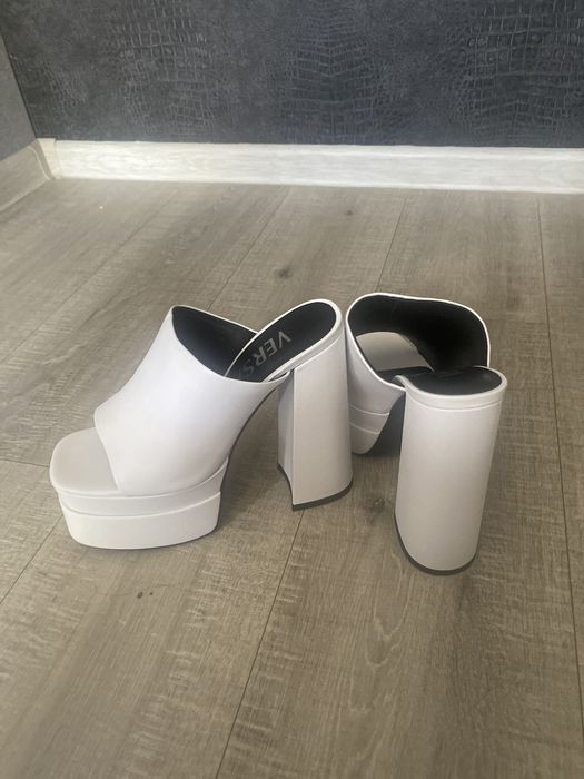 Обувки на Versache новата колекция