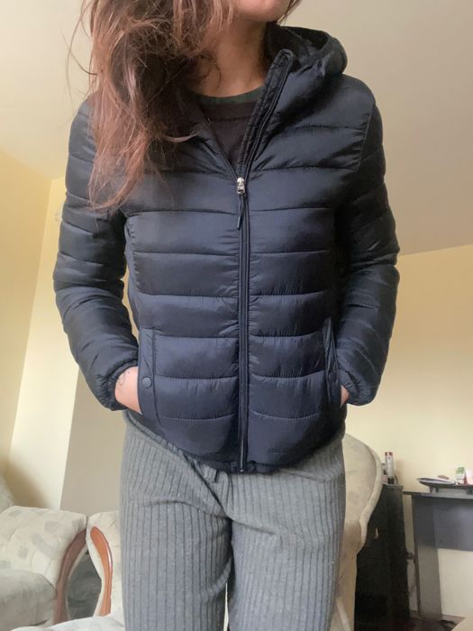 Черно дамско вталено зимно яке с качулка шушляково късо яке