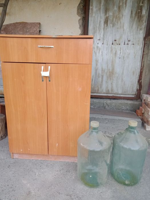 Продам Тумба,стол и 20ти бутыли!