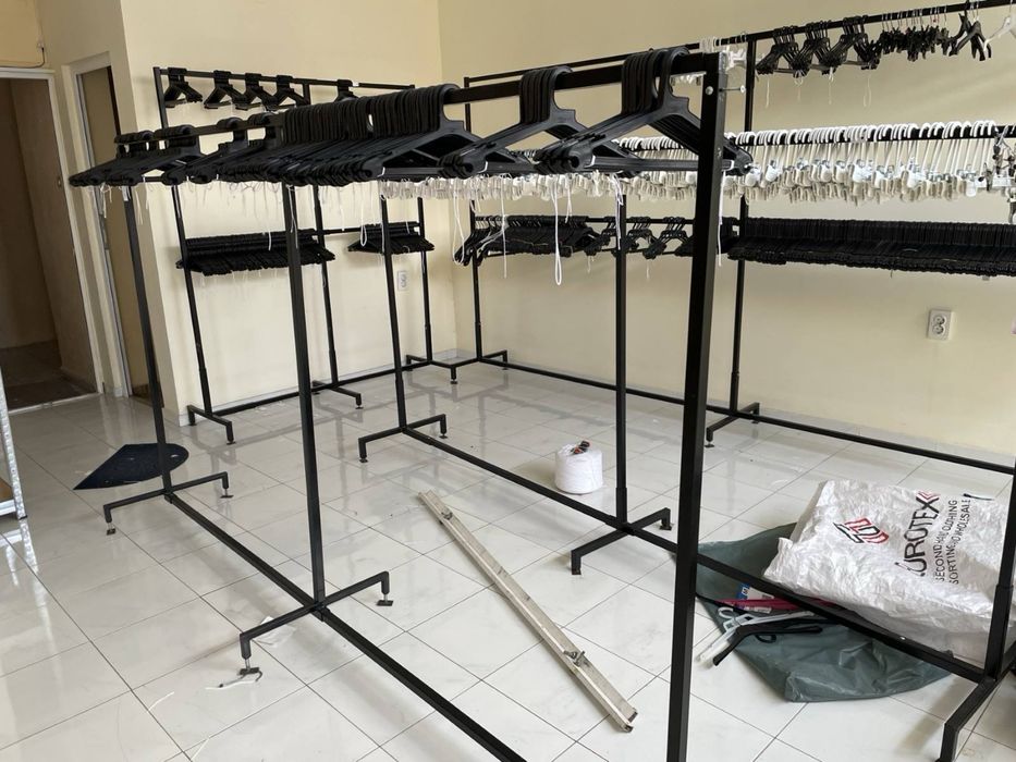 Щендери за дрехи и бюра