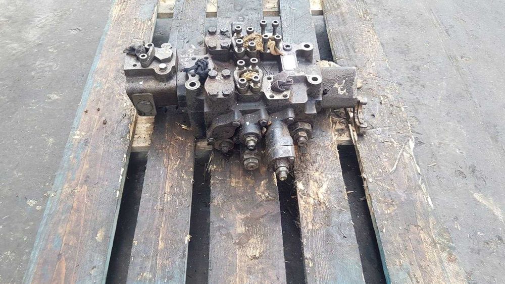 Distribuitor hidraulic pentru vola Komatsu WA 470