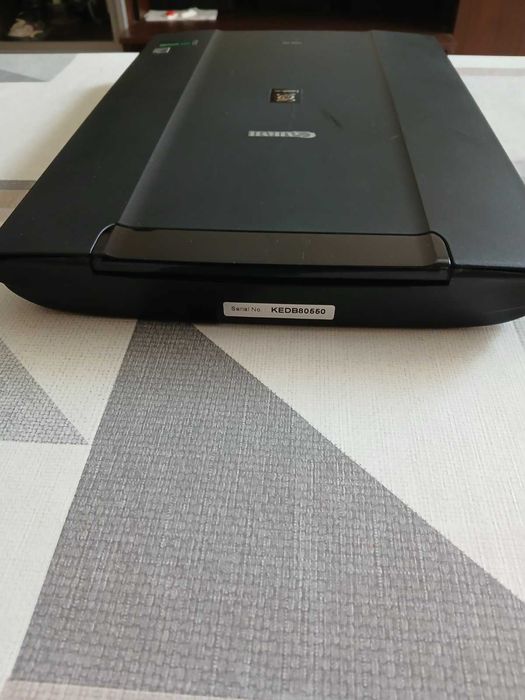 Продавам скенер CANON LIDE 110