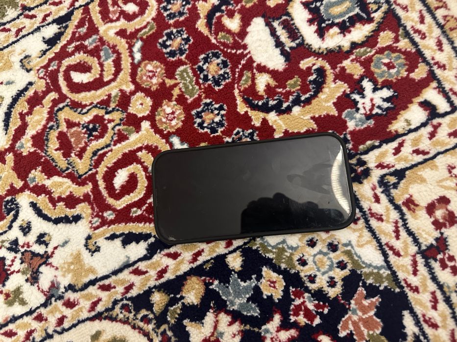 Iphone 16 pro артында сынығы бар