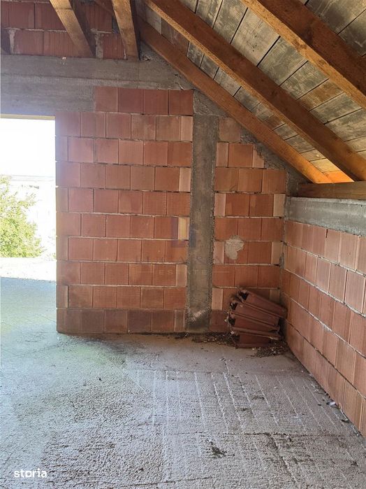 Casa parter si etaj la rosu ,Recas