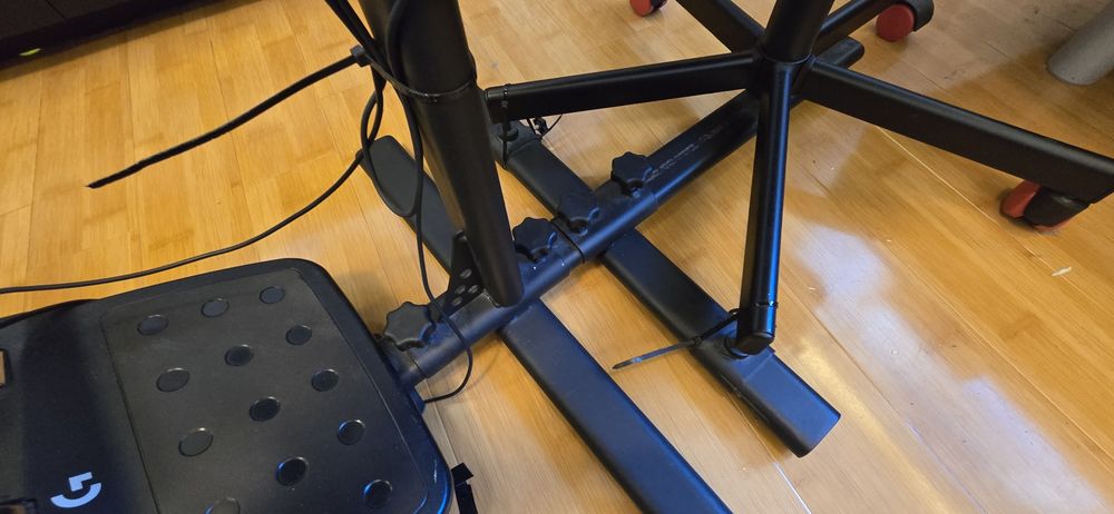 Logitech G923 PlayStation și suport metalic