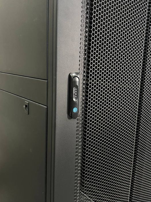 Шкаф настенный 42U