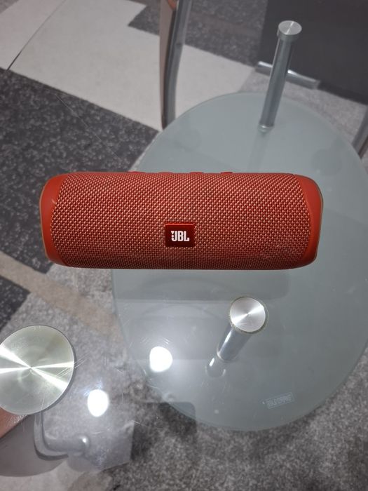 Boxa JBL FLIP5 foarte buna.