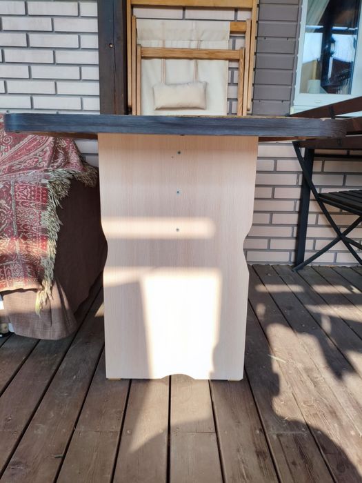 Продам стол  бежевый