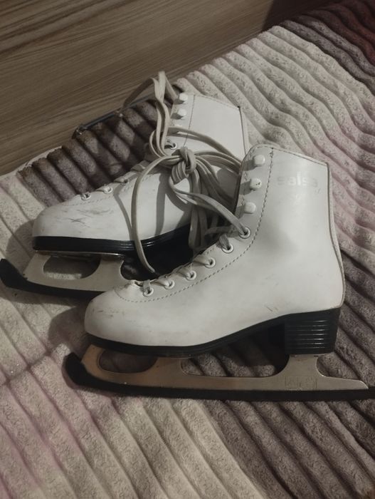 Коньки фигурные продаю