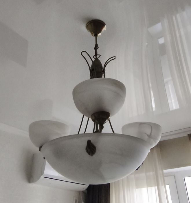 Добротная люстра с 6 патронами.