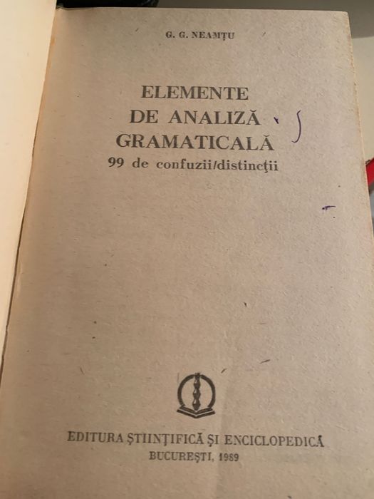 Carti vechi de gramatica și matematica și un antivirus Norton