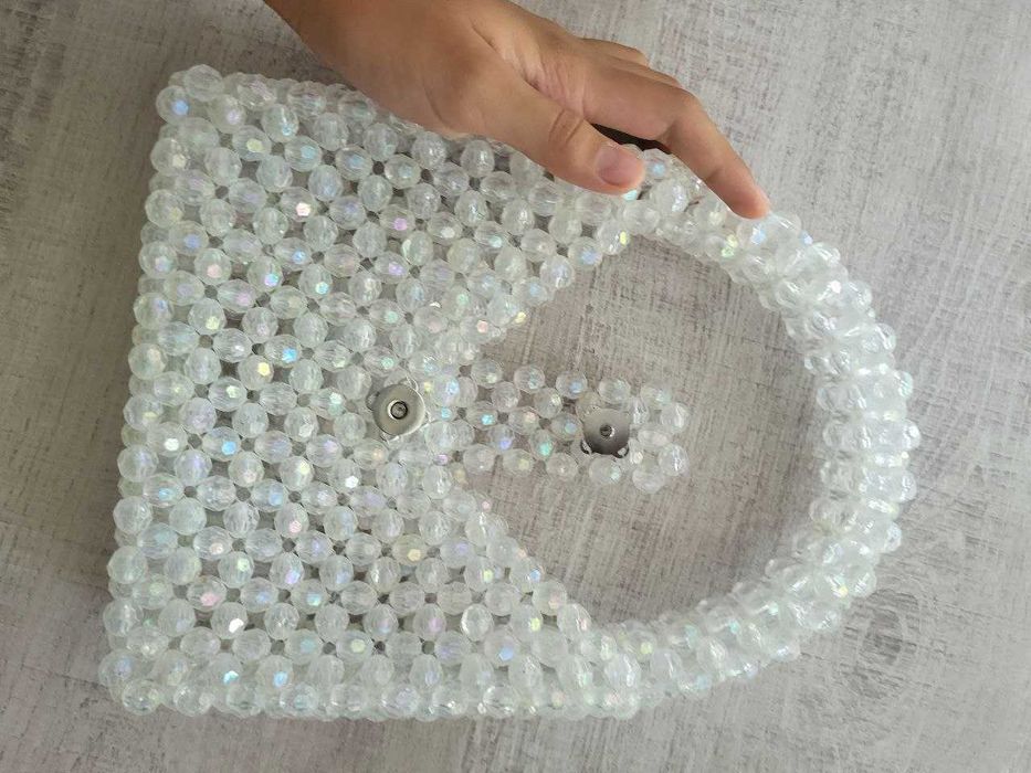 белая сумочка из бусинок