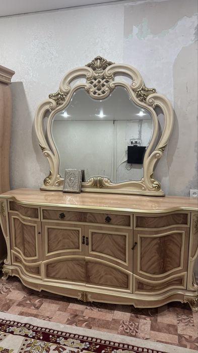 Серванты для гостиной, комод с зеркалом