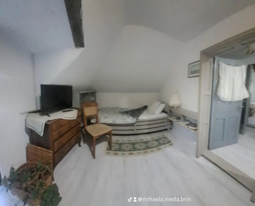 Vând casă (casă de vacanță, turism) la jumătatea distanței dintre Rm Valcea și Călimănești, pe malul Oltului.