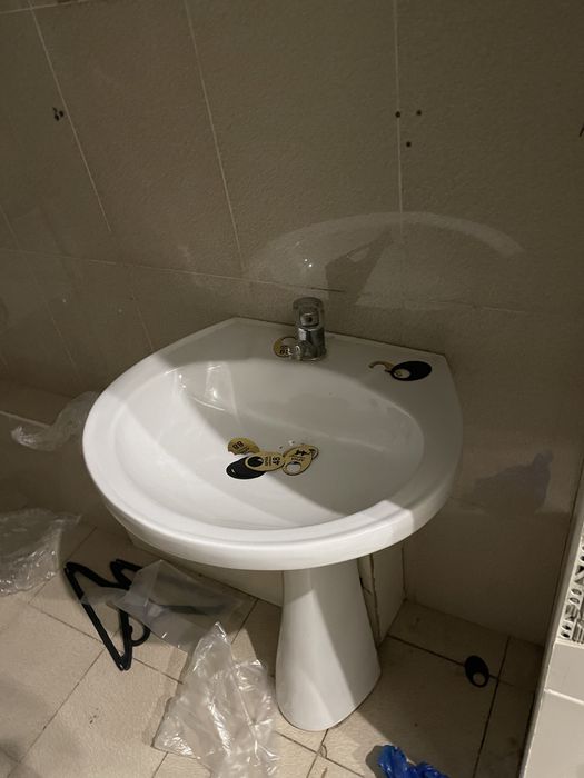 Дверь, унитазы, раковины, светодиоды