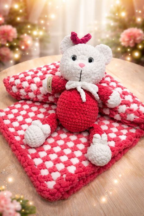 Ръчно плетена играчка и одеяло