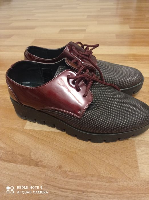 Încălțăminte purtata foarte puțin