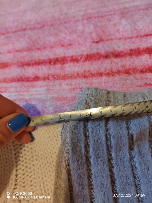 Пола и пуловер..