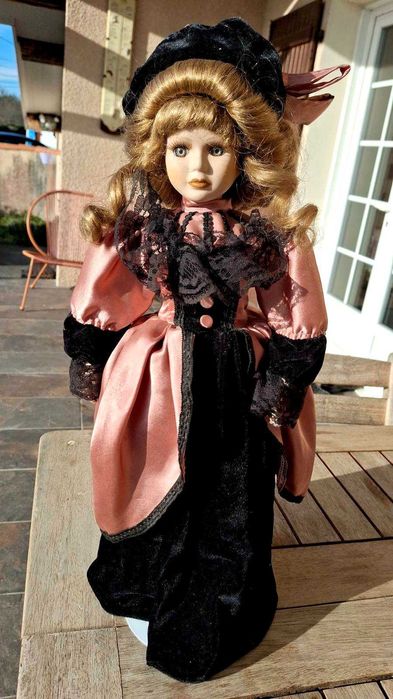 КРАСИВА Порцеланова кукла, Франция