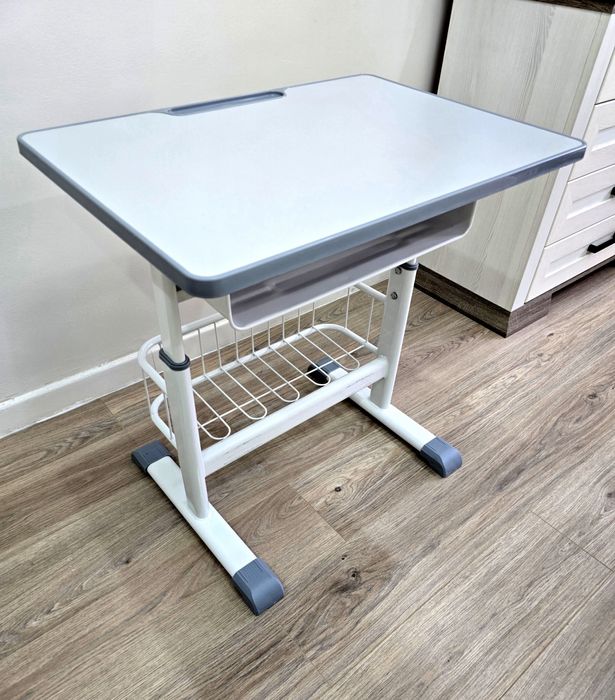 Детский письменный стол и стул