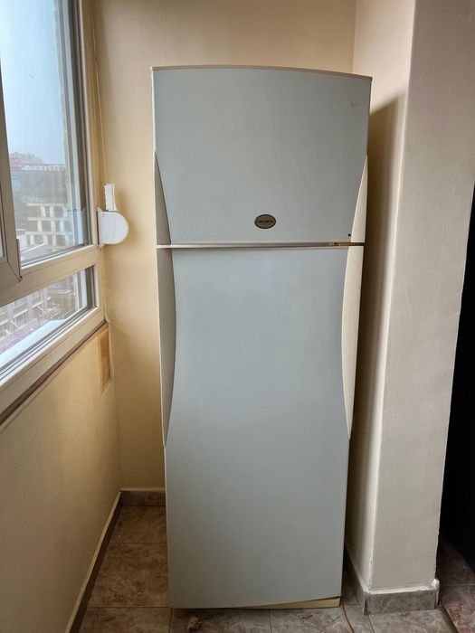 Хладилник Crown с горна камера