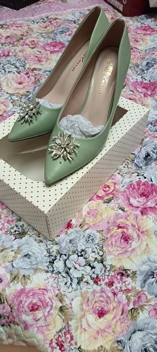 Jenski tufli sotiladi