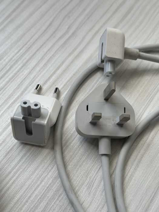 Accesorii Apple originale – Casti EarPods cu fir Lightning, adaptor VGA, încărcător UK USB-C, cablu prelungitor MacBook
