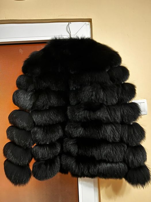 Blana neagra de vulpe cu maneci lungi detasabile.