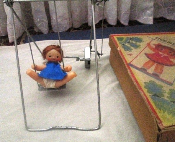 Кукла на качелях. Антикварная игрушка московская