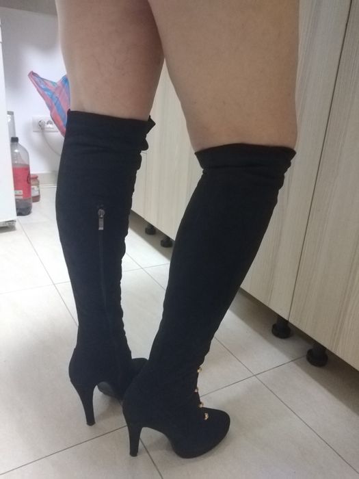 Vând cizme dama peste genunchi nr 36.