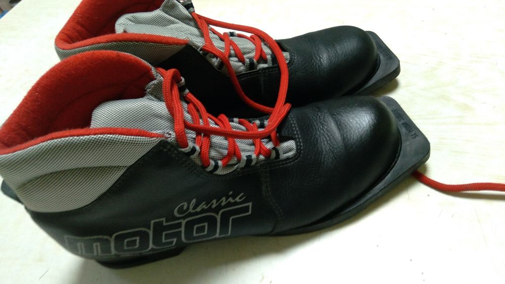 Продам мужские лыжные ботинки