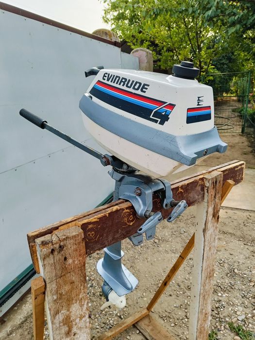 Motor barcă Evinrude 4 CP (2.8 kW) – Rezervor încorporat, stare excelentă