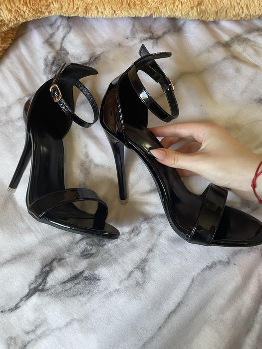 Черни, високи токчета