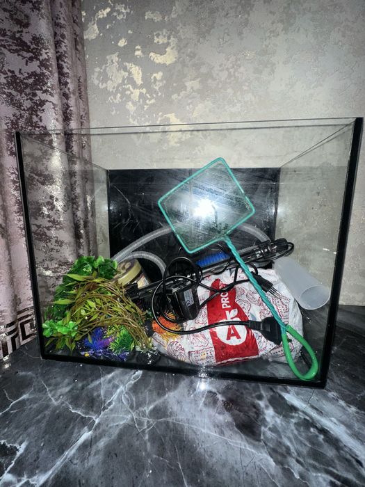 Продаётся полностью оборудованный аквариум.