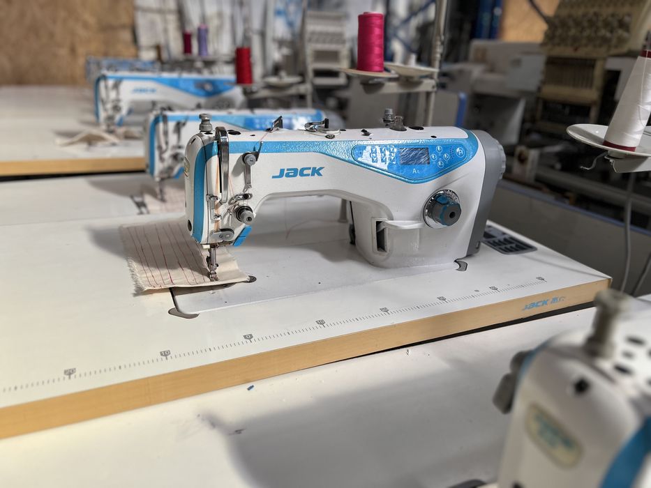 Mașina de cusut liniara automata JACK A4