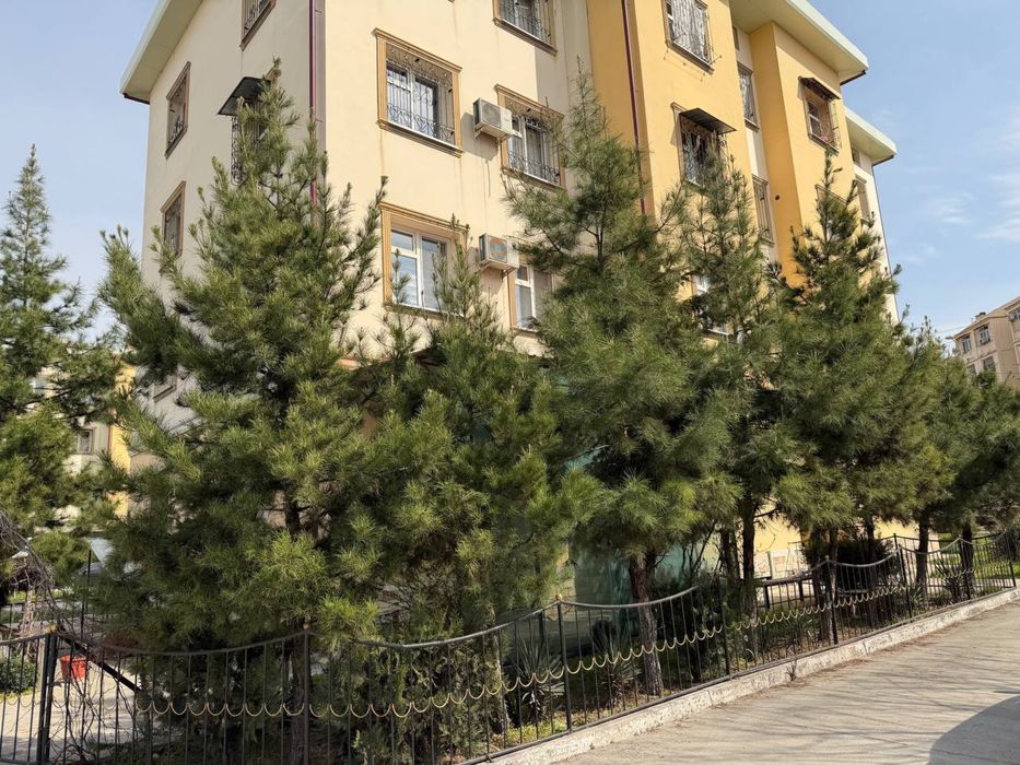 Юнусабад 10кв своя 2х  (переделана в 3 +подвал) 1этаж(полисадник)