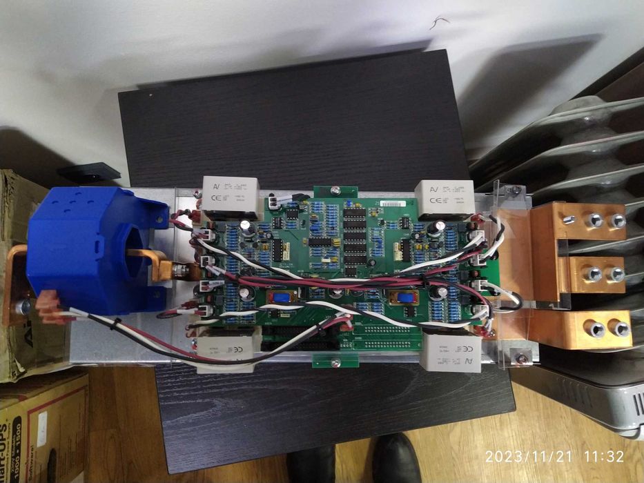 Schneider Electric («Шнейде́р Электри́к»)