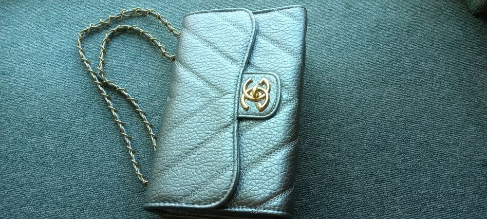 Стилна дамска чанта. Изработена от висококачествена еко кожа. Разполага с: едно разпределение, отвътре с два джоба