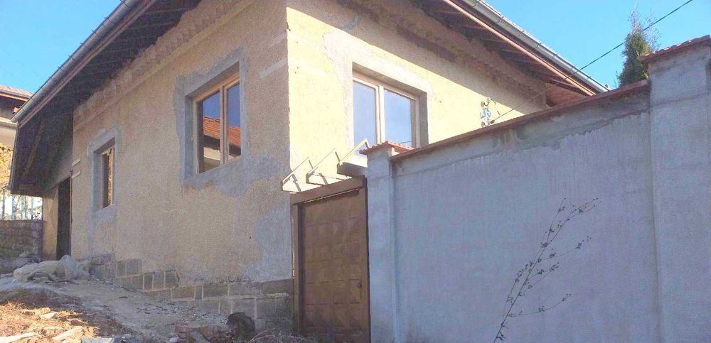 Продавам УПИ с  4 масивни къщи  и 3 постройки в с.Славщица до ЛОВЕЧ