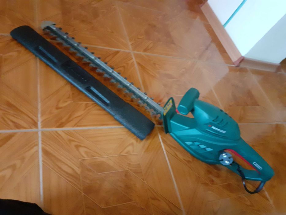 Foarfeca electrica Parkside de tuns gard viu