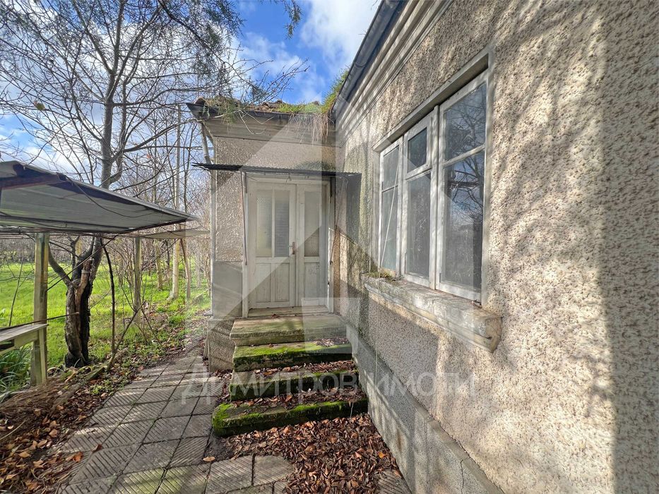 Продава се тухлена къща в гр. Плиска с двор 1200 кв.м. и КЛАДЕНЕЦ.