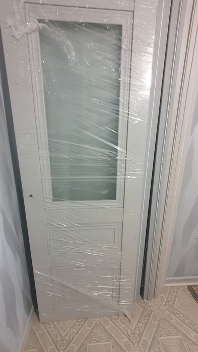 Дверь новая из дерева