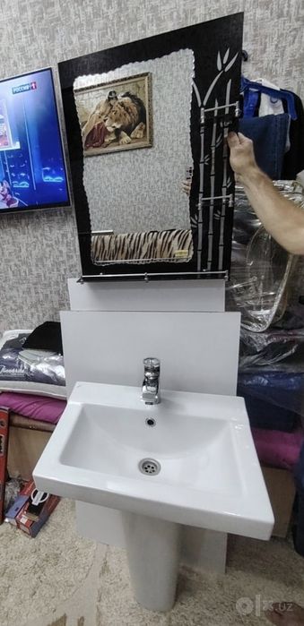 Продаёца раковина в полном комплекте вмести с зеркалом.