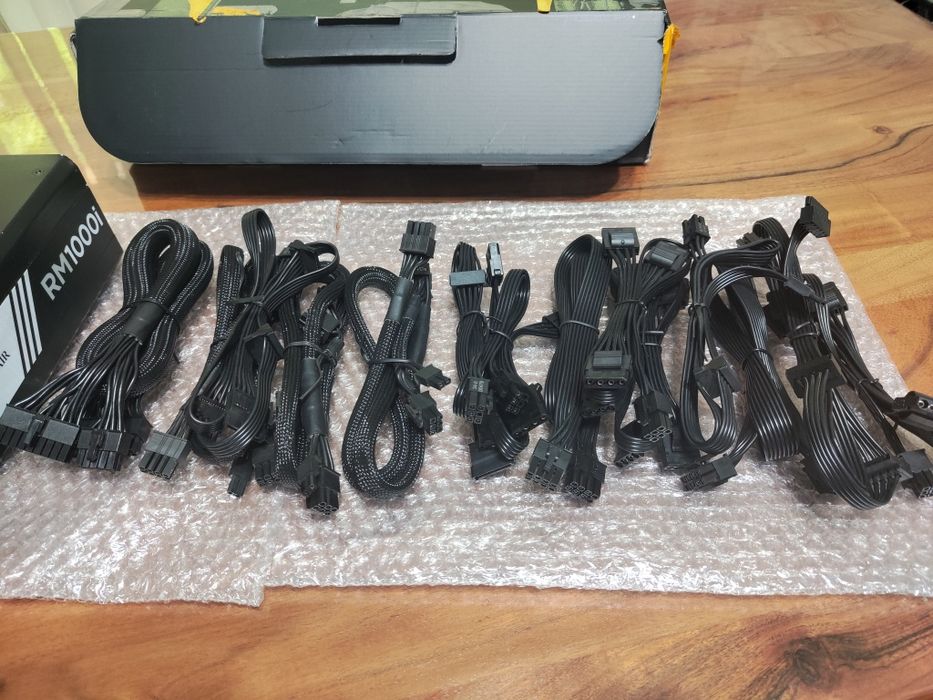 Продавам работещо захранване Corsair RM1000i - 80 PLUS Gold